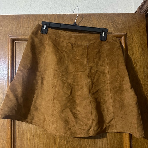 Chestnut suede mini skirt! - Picture 4 of 4